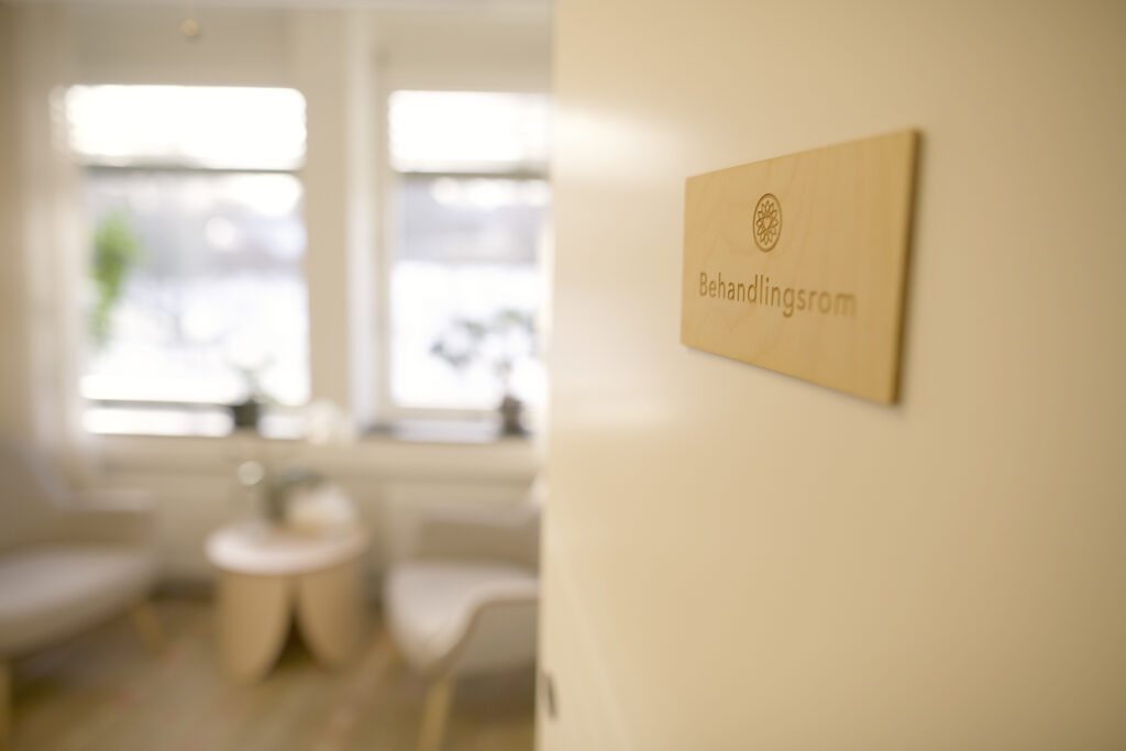 Innbydende inngangsdør til rolig behandlingsrom hos psykolog eller psykiater – EmmaSofia tilbyr trygg samtaleterapi, ADHD-utredning og ketaminbehandling i Oslo, Bergen, Fredrikstad og online