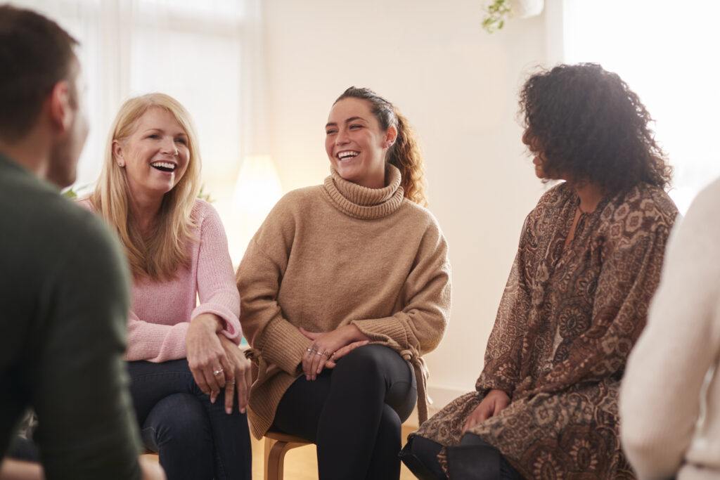 Personer i gruppeterapi hos erfaren psykolog ved EmmaSofia Oslo, Bergen, Fredrikstad og online – med ADHD-utredning og ketaminbehandling